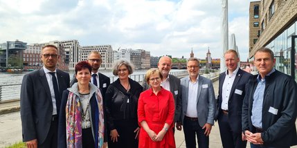 Gruppenfoto von 7 Männern und 3 Frauen 