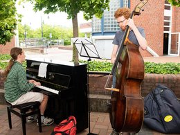 Zwei junge Männer spielen Klavier und Kontarbass.