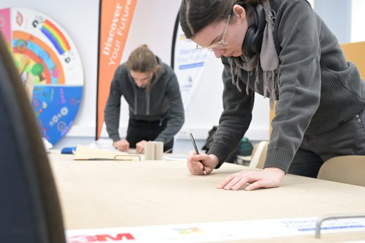 Zwei Auszubildenden bei der Arbeit an der Smart City