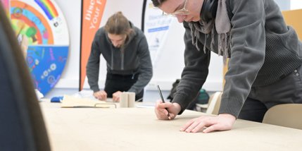 Zwei Auszubildenden bei der Arbeit an der Smart City