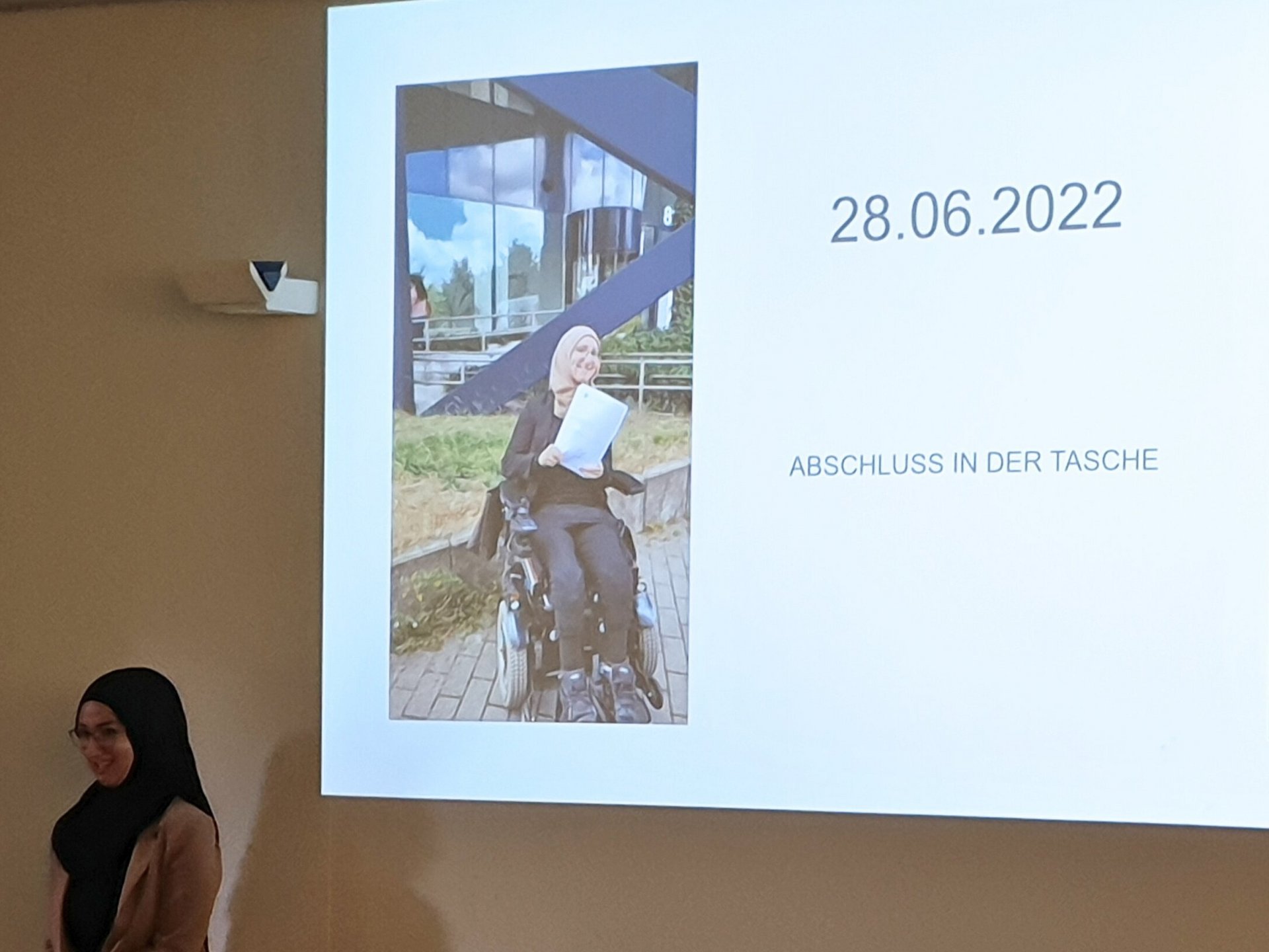 Majeda El Jamal steht vor ihrer Powerpointpräsentation