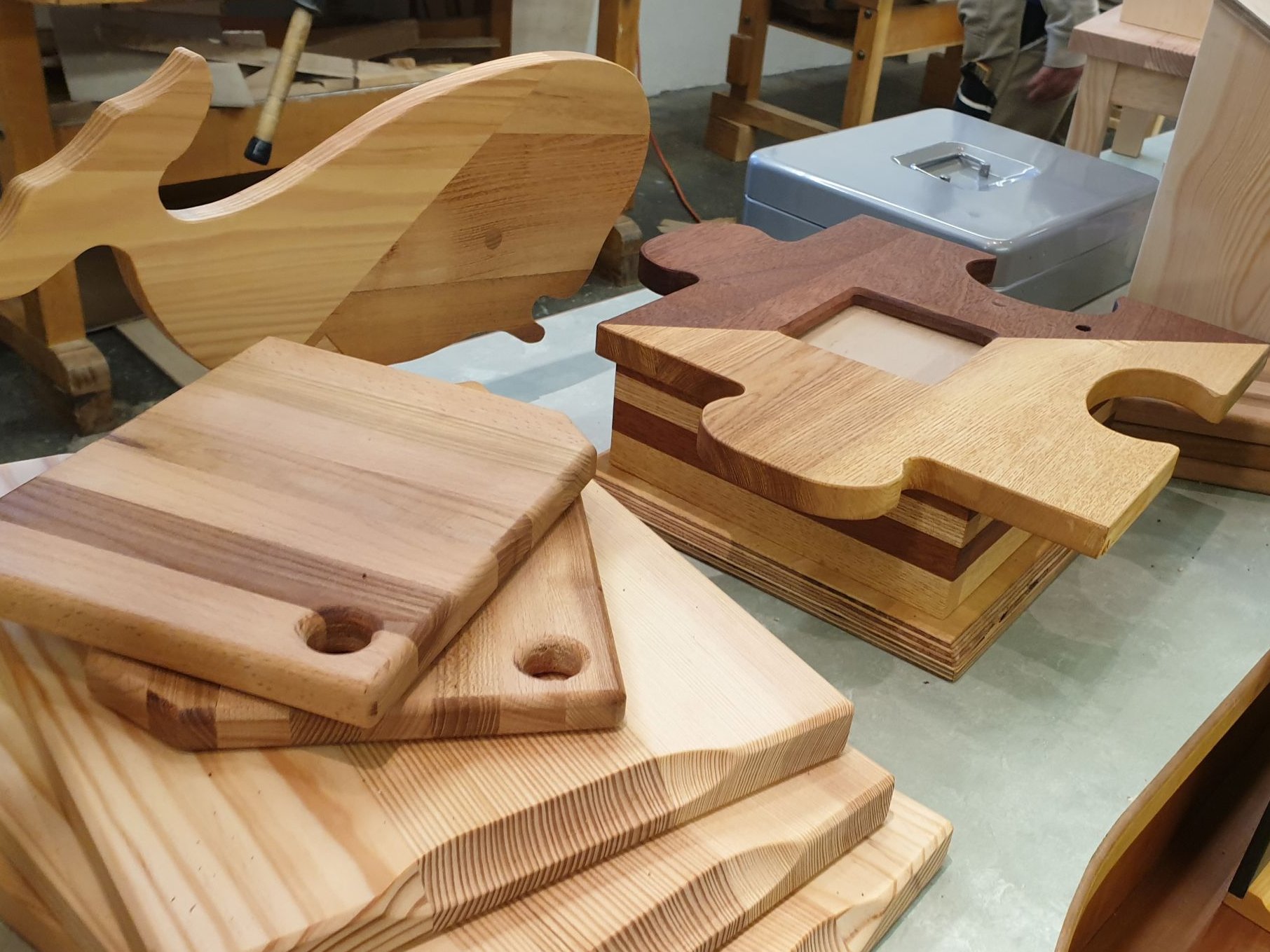 Holzbrettchen auf einem Verkaufsstand