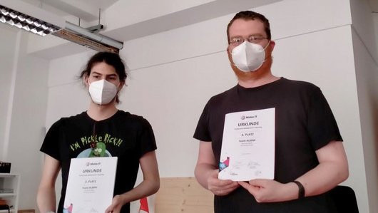 Zwei junge Männer mit Preisurkunden