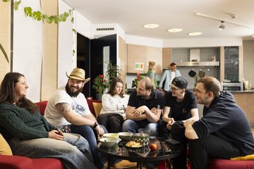 Eine Gruppe in einer Sofa Sitzgruppe