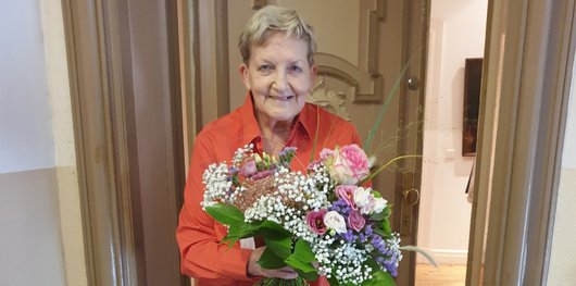 Frau mit Blumenstrauß