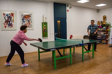 Zwei Auszubildende spielen Tischtennis