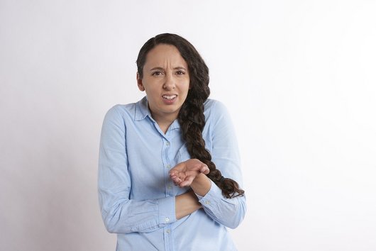 Junge Frau mit fragendem Gesichtsausdruck