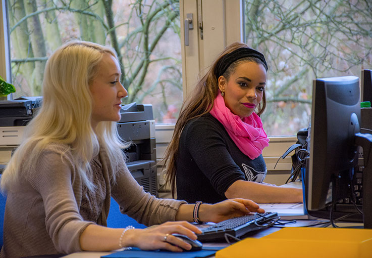 Zwei Frauen arbeiten am PC.