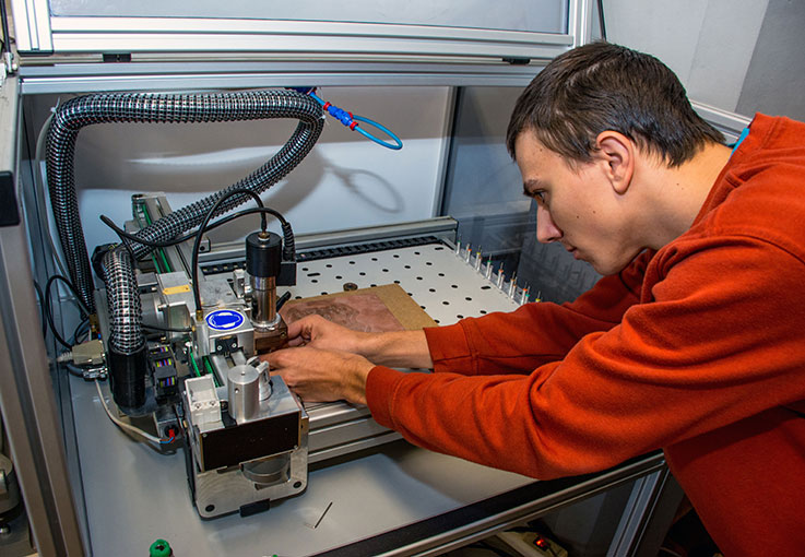 Auszubildender arbeitet an einer Platinenfräse
