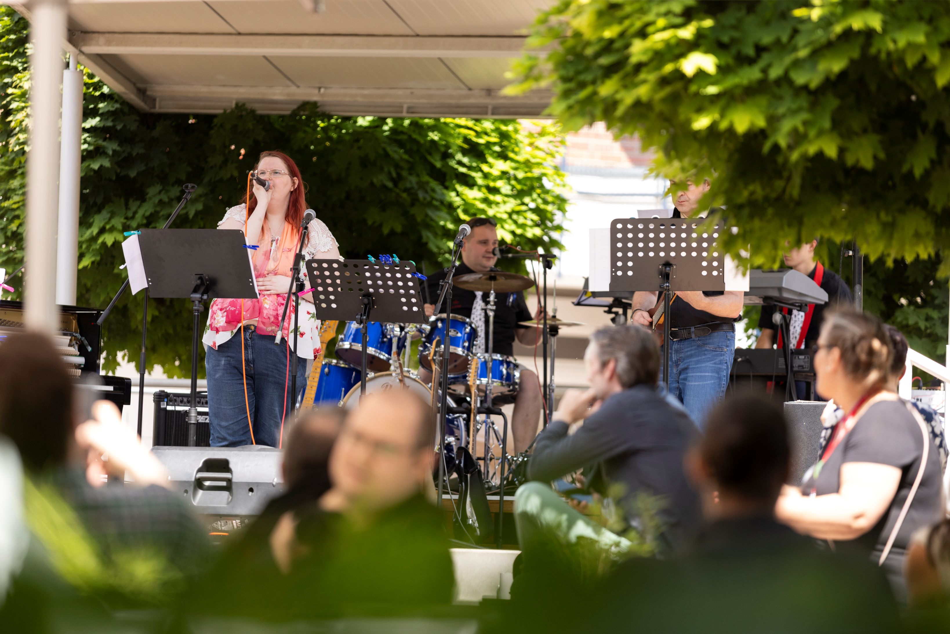 Eine Band spielt auf einer Bühne im Freien