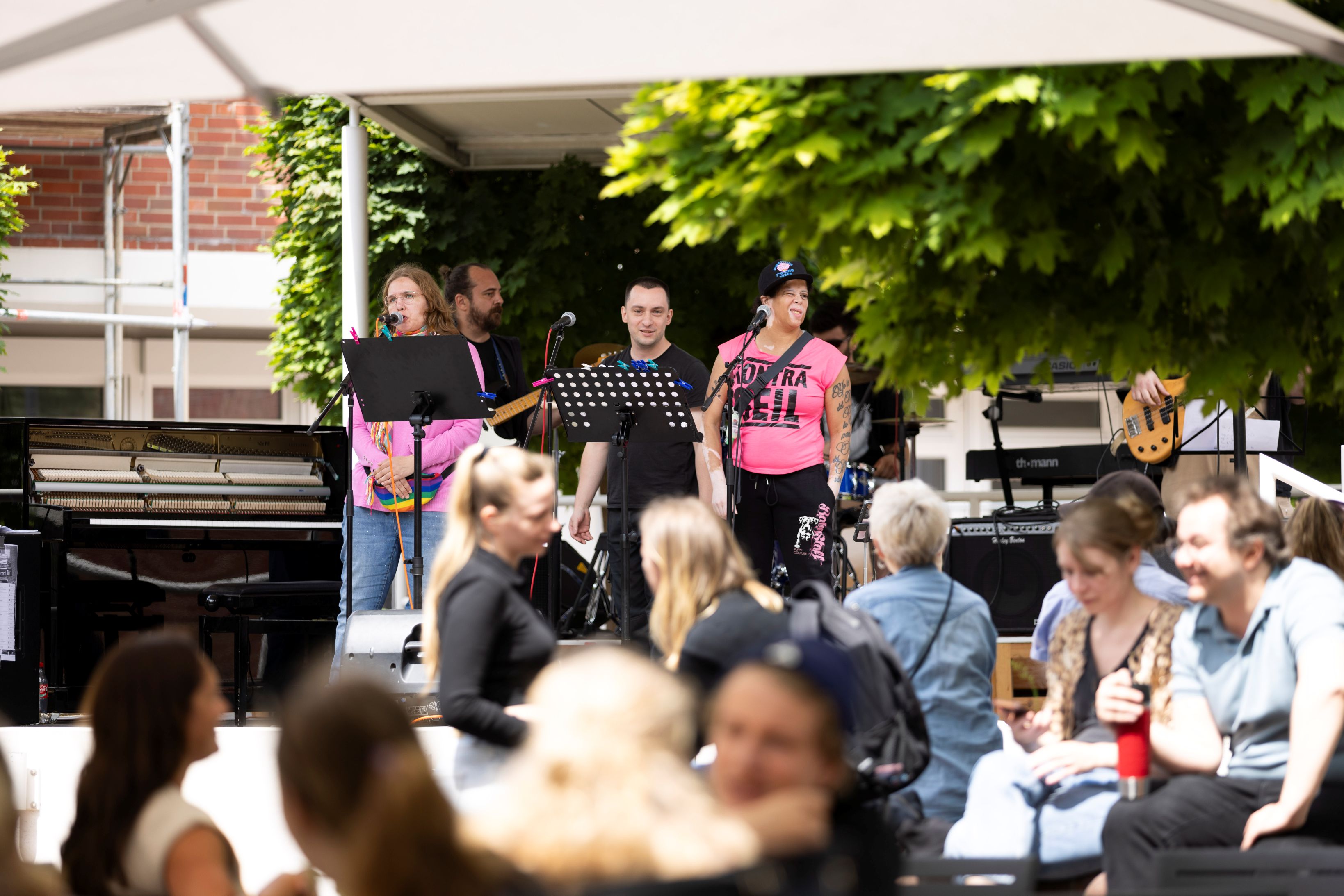 Eine Band spielt im Freien vor Publikum
