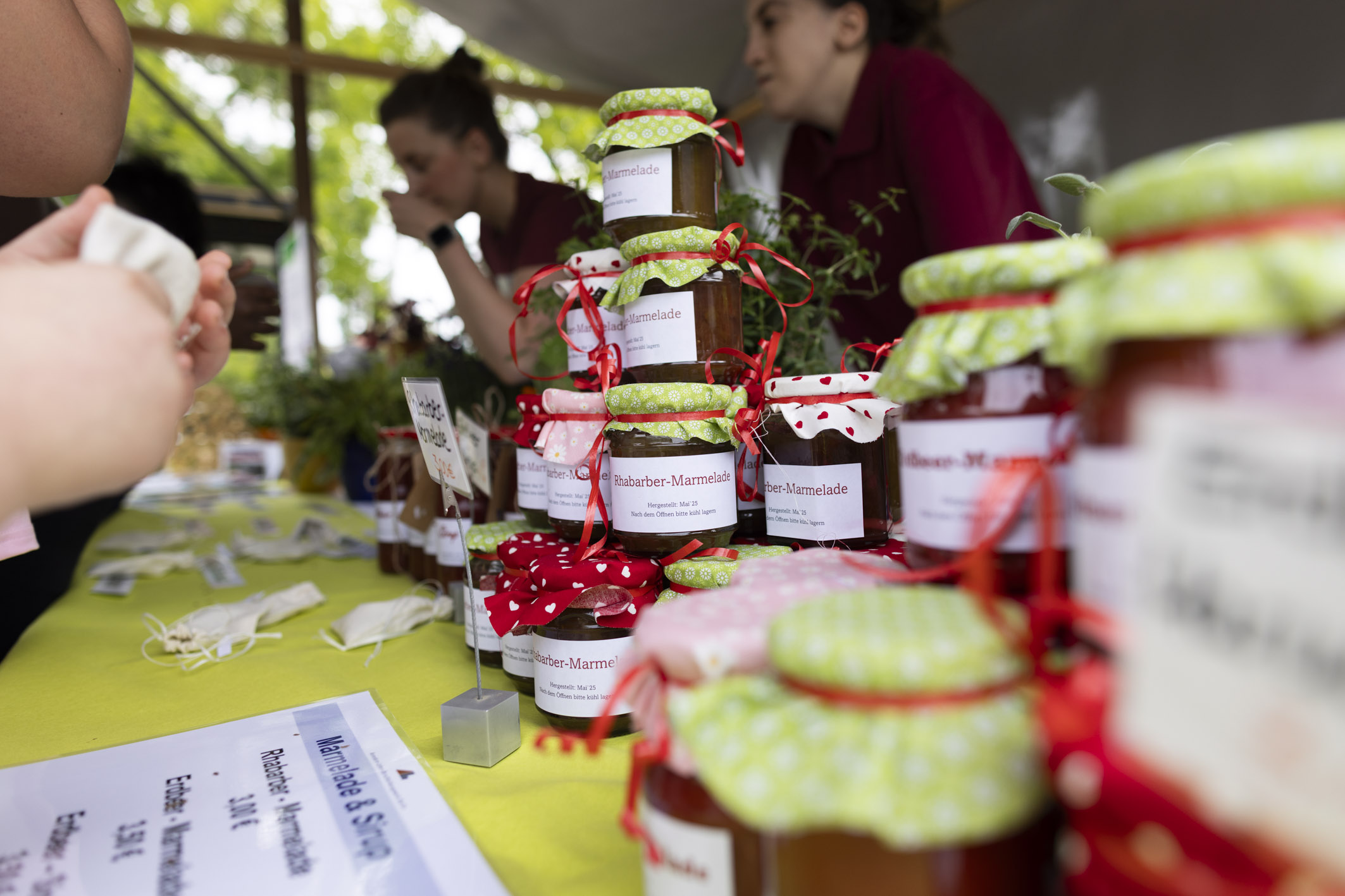 Marmeladengläser in Nahaufnahme auf einem Verkaufsstand
