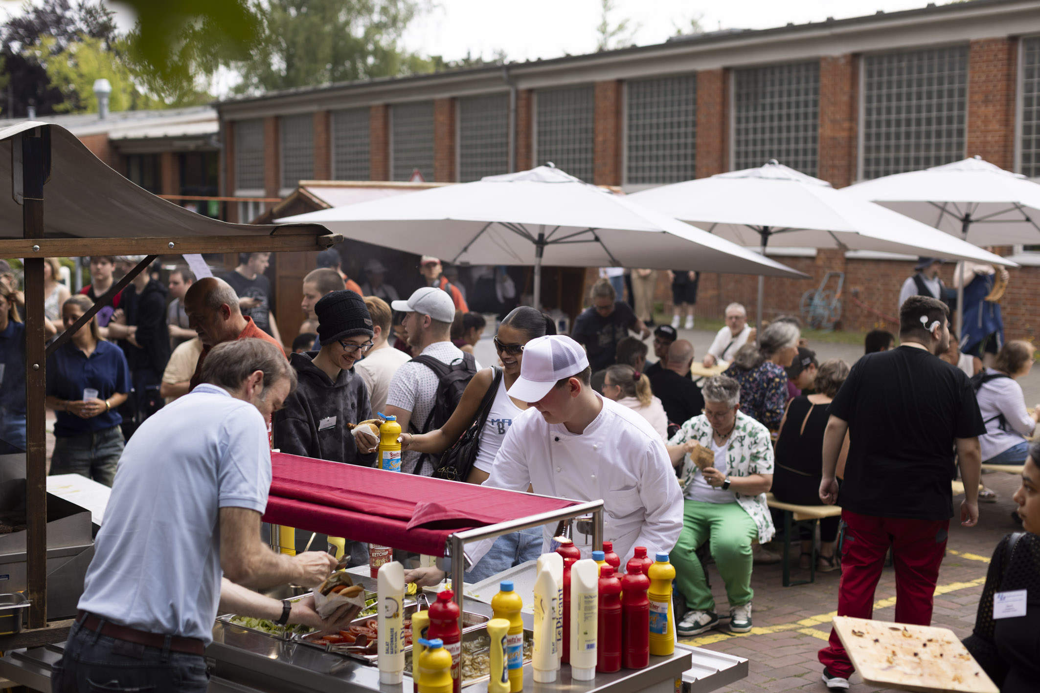 Marktstände mit vielen Besuchern